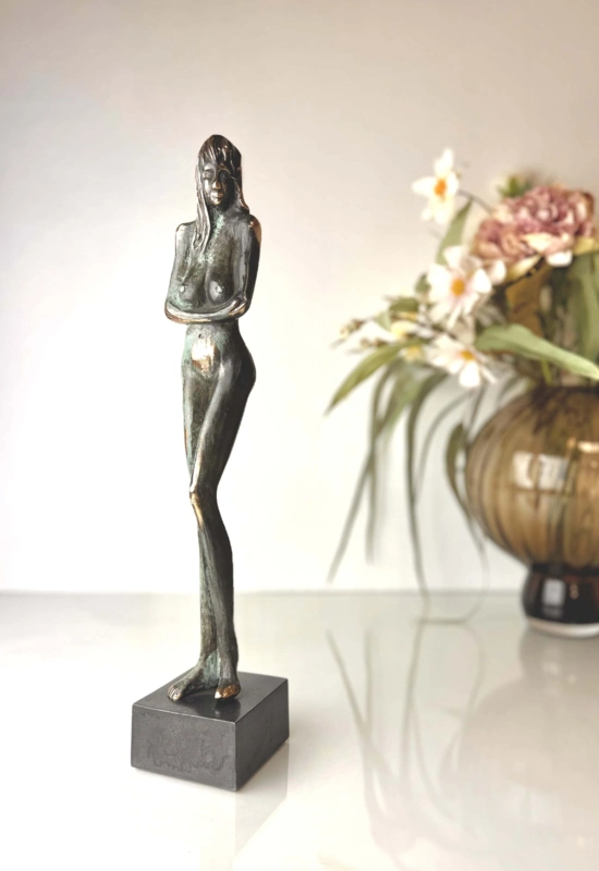 Ren skønhed i grønpatineret bronze