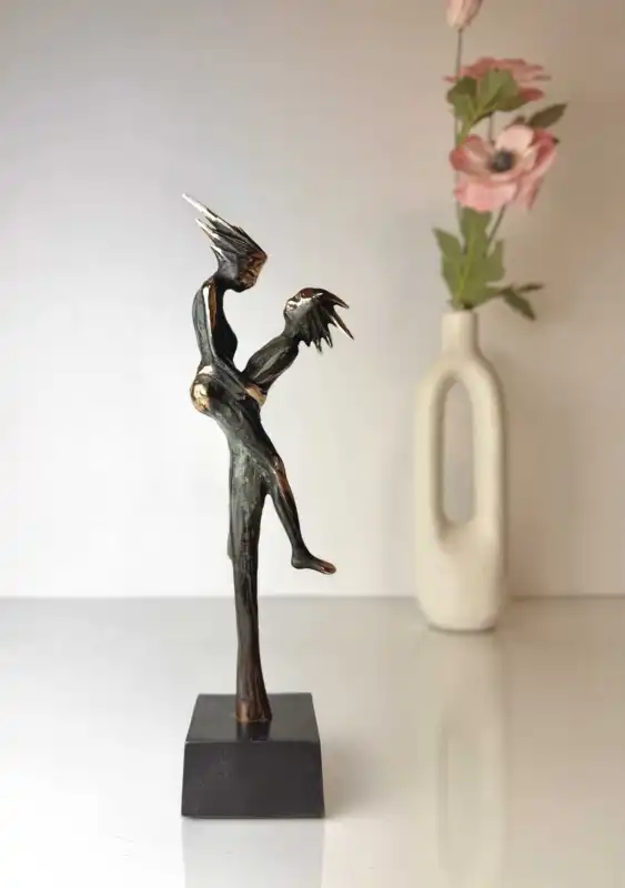 Springtime bronzeskulptur