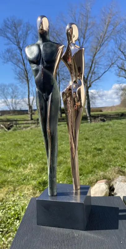 "True love" bronzeskulptur af to mennesker